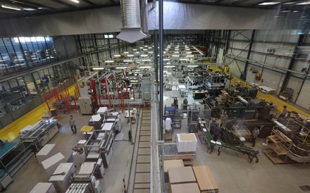 A mexer agulhas, braços e lâminas, há '580 corpos de máquinas', que fazem da Trindade uma das produtoras de embalagens de papel e cartão mais competitivas da Europa. 