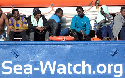 Portugal oferece-se para acolher dez migrantes resgatados pelo Sea Watch III