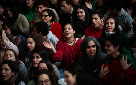 Jovens portugueses ficam mais três anos em casa dos pais do que a média na UE