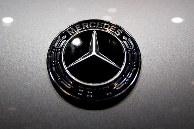 Mercedes chama quase um milhão de carros às oficinas