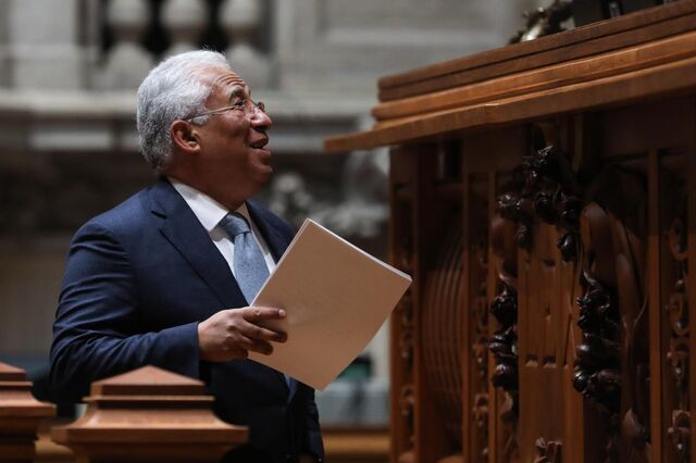 Costa não fecha a porta à nacionalização dos CTT