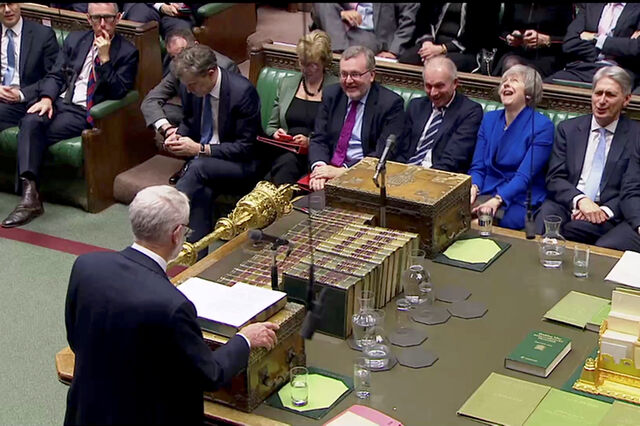 May supera censura, mas tem ainda nó do Brexit por desatar