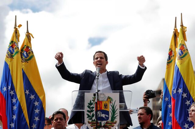 Guaidó proclama-se presidente da Venezuela. EUA apoiam-no. Maduro não desiste