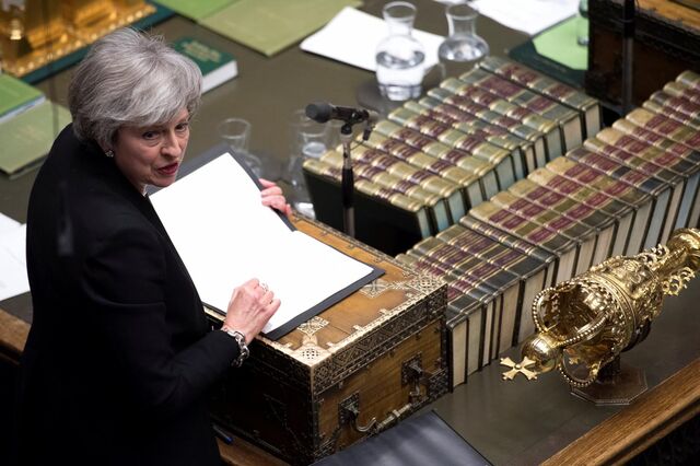 May exclui união aduaneira exigida por Corbyn