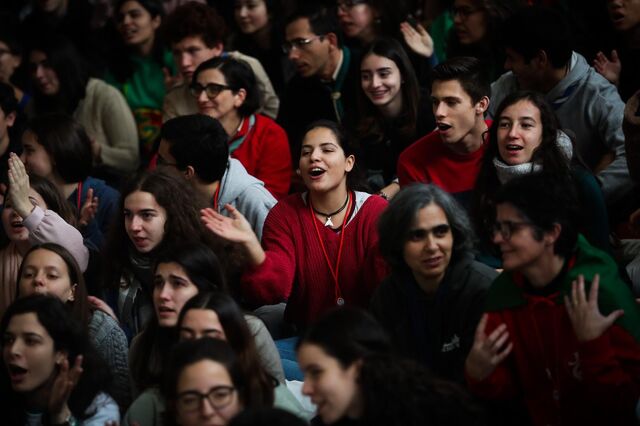 Desemprego jovem cai para mínimos de 15 anos