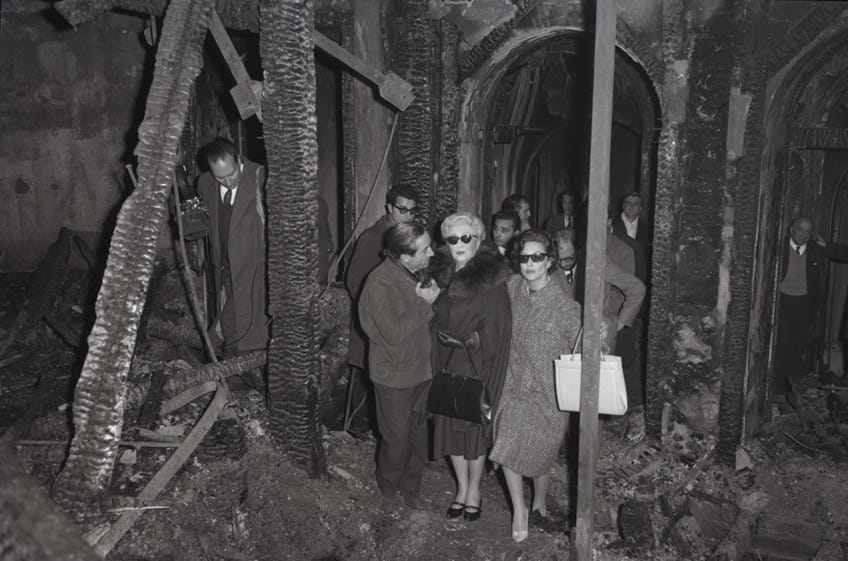 Amélia Rey Colaço, Mariana Rey Monteiro e outros elementos da Companhia de visita aos escombros do TNDM II após o incêndio de 2/12/1964. Fotografia de José Marques, 1964.