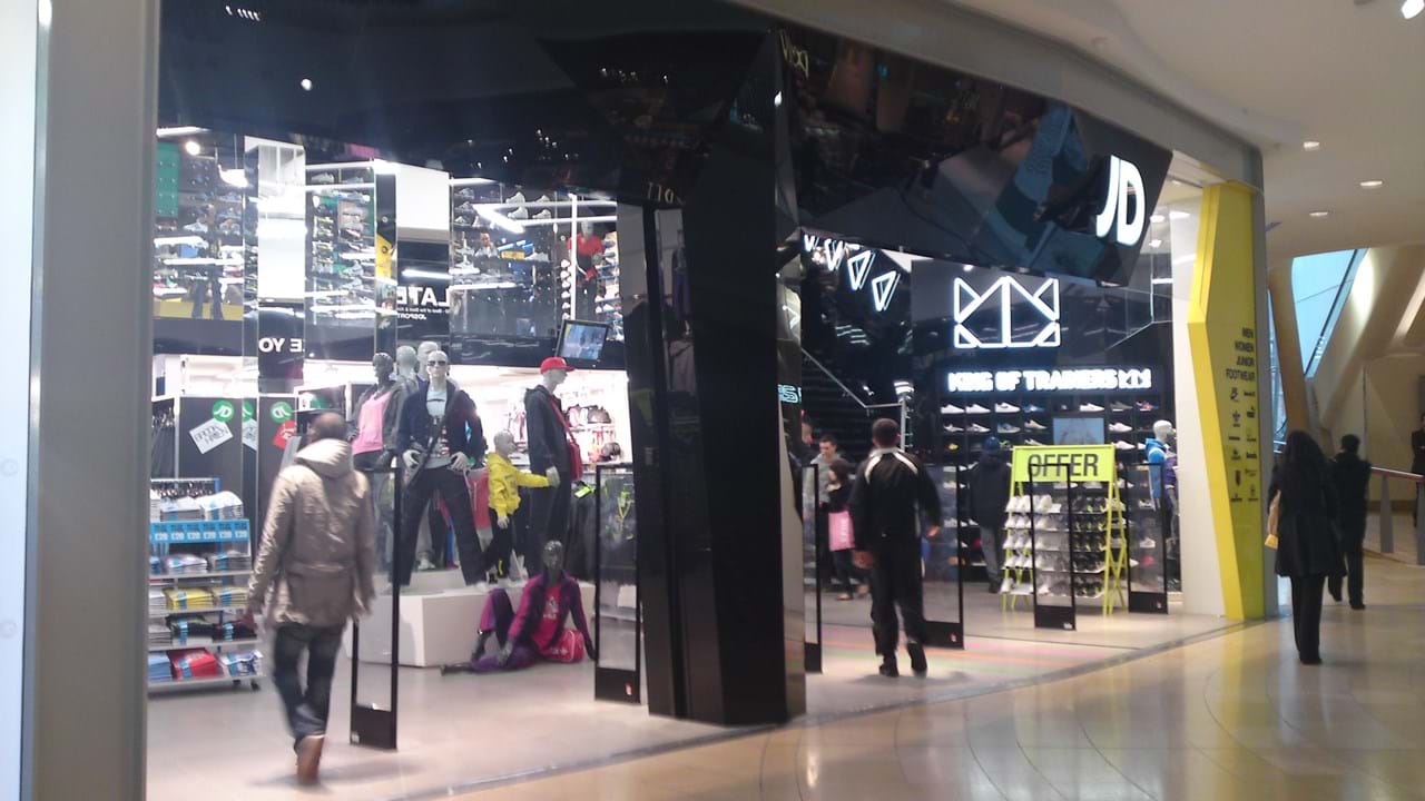 JD Sports abre lojas em Portugal enquanto espera pela fusão com a Sport  Zone - Empresas - Jornal de Negócios