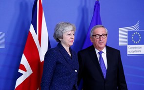 Juncker e May prometem 'trabalhar juntos' numa solução para o Brexit após reunião 'construtiva'