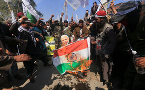 manifestantes paquistaneses queimam imagem de Modi