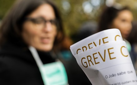 Pré-avisos de greve caem para metade em ano de pandemia