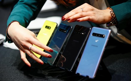 Vendas mundiais de smartphones interrompem série de sete trimestres em queda