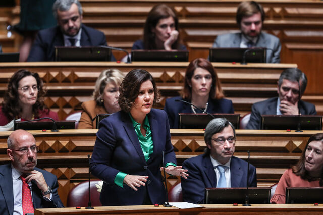 CDS censura Governo e marca posição à direita