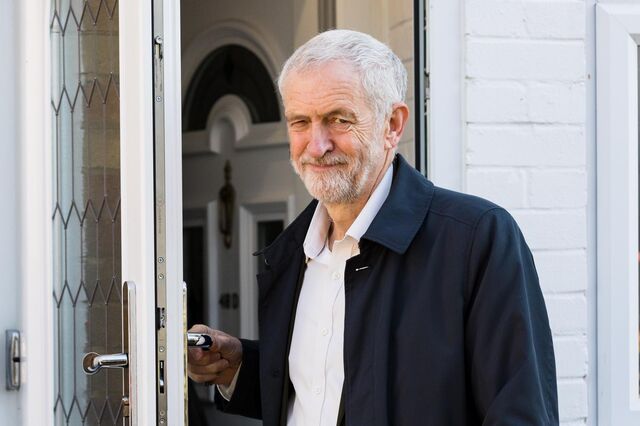 Corbyn apoia novo referendo para evitar Brexit caótico