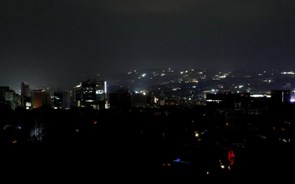 Energia restabelecida em zonas de Caracas mas resto do país está sem luz há 40 horas