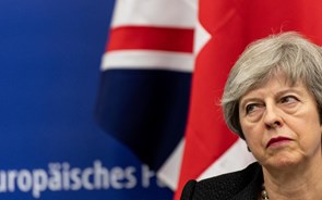 Nova derrota estrondosa para May. Brexit fica em suspenso