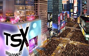 Novo 'billboard' na Times Square deixa marcas sair do ecrã com um palco 