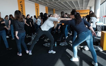 Mulheres aprendem a defender-se na Continental Mabor 