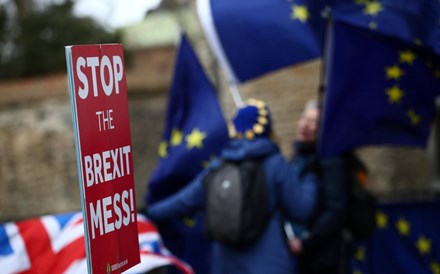 Parlamento britânico rejeita Brexit sem acordo e abre porta a adiamento