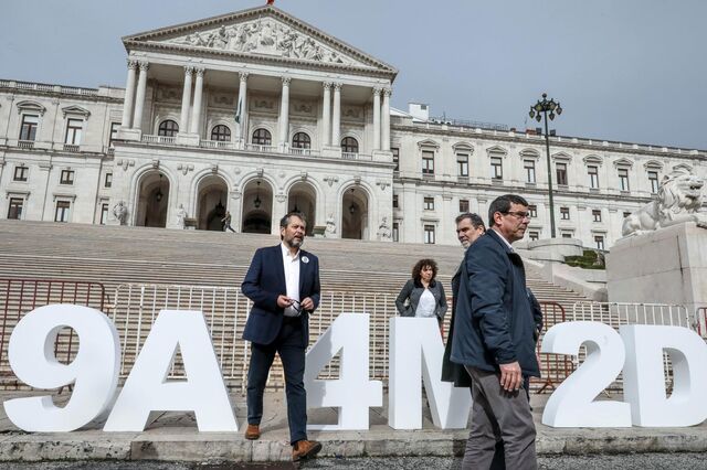 Docentes já podem escolher forma de recuperar três anos de serviço congelado