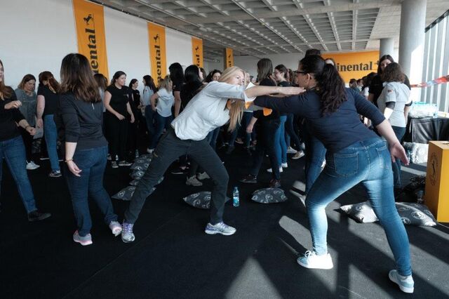 Mulheres aprendem a defender-se na Continental Mabor 