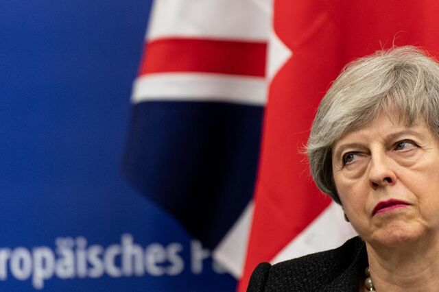 Nova derrota estrondosa para May. Brexit fica em suspenso