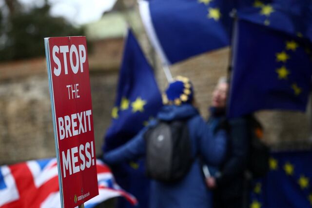 Deputados britânicos chumbam segundo referendo para já