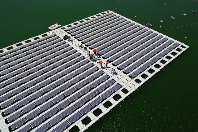 Miniparque solar flutua sobre barragem de resíduos de cobre