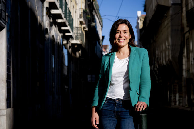 A opinião pública é rápida a condenar a classe política, mas tem uma grande tolerância em relação ao futebol