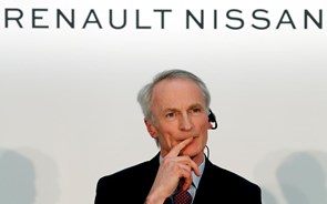 Fabricante automóvel francês Renault reduz participação na japonesa Nissan