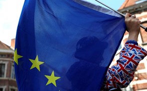 Bruxelas propõe usar fundos de desastres naturais e ajuste à globalização em caso de hard Brexit