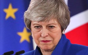 May quer voltar a negociar Brexit com Bruxelas para conseguir apoio de Corbyn