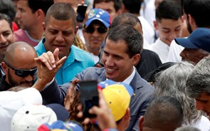 Juan Guaidó agredido por chavistas à chegada a Caracas