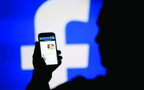 Utilizador acede ao Facebook no telemóvel