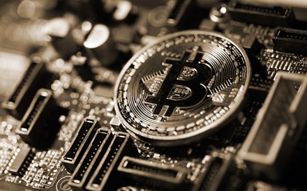 Selloff no mercado cripto e falhas em El Salvador afundam bitcoin
