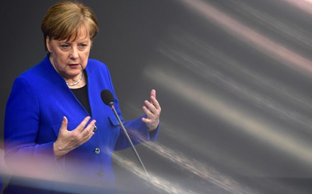 Covid-19: Merkel rejeita convite de Trump para comparecer na cimeira do G7