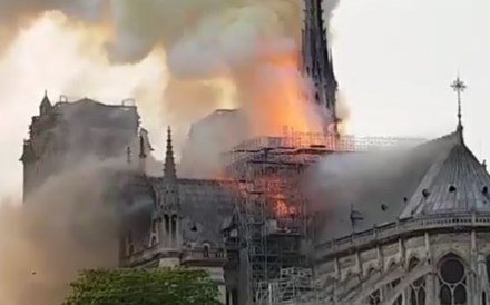 Incêndio deflagra na Catedral de Notre-Dame