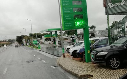 Bomba de combustível vende gasolina aditivada a 1,80 euros por litro em Sintra (correção)
