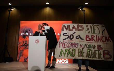 Quatro jovens contra aeroporto do Montijo interrompem discurso de António Costa