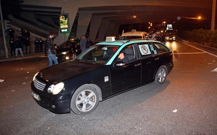 Taxistas exigem 'medidas concretas' de apoio do Governo numa vigília em Lisboa