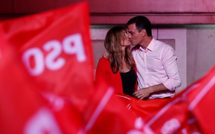 Sánchez ganha mas tem de aliar-se à esquerda ou à direita para governar