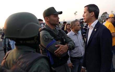 Guaidó diz ter militares ao seu lado para pôr fim à “usurpação” de Maduro