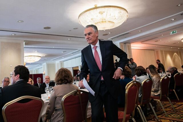 Cavaco insiste em entregar 'lanterna vermelha' do Euro a Portugal