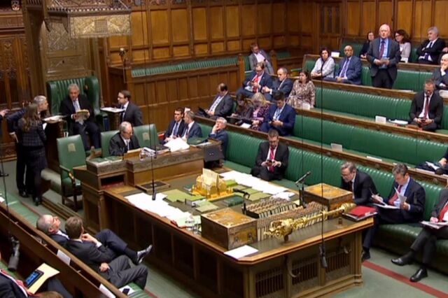 Parlamento britânico está literalmente “a meter água”: chuva força encerramento dos trabalhos
