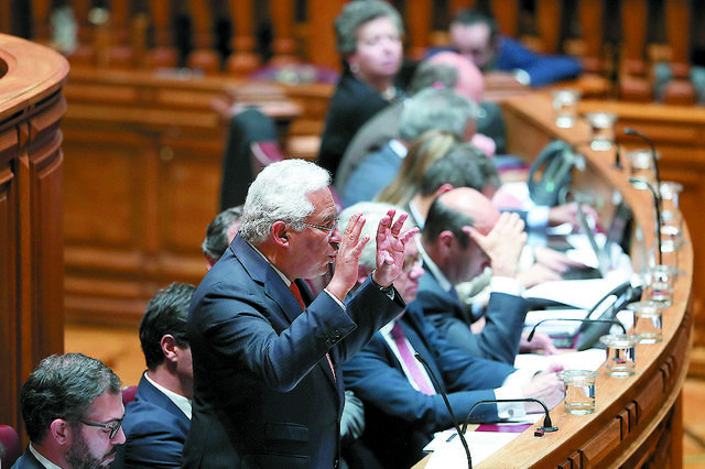 Costa admite acabar com taxas moderadoras. Bloco quer já 