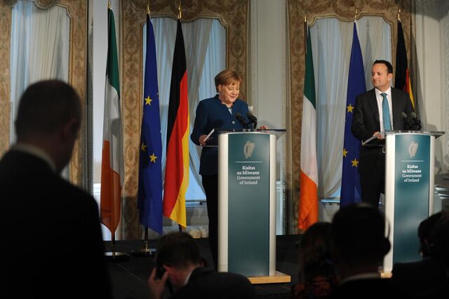 Merkel aguarda com esperança clarificação de May até 10 de abril
