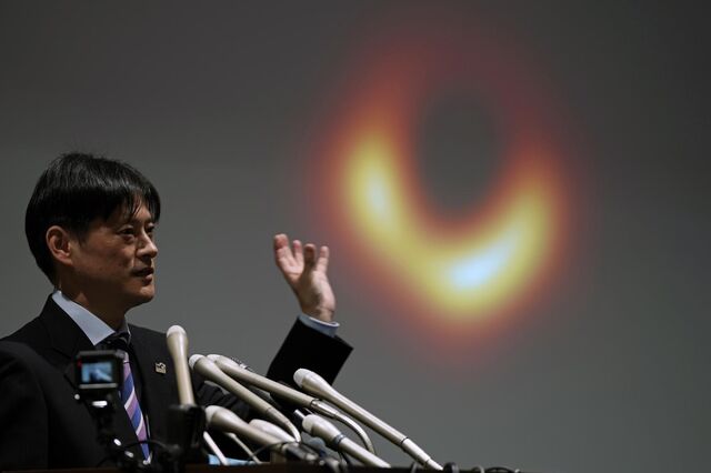 Cientistas revelam em Bruxelas primeira imagem de sempre de um buraco negro