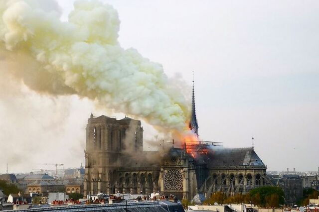 Macron e o futuro de Notre-Dame: 'Esta catedral vai ser reconstruída'