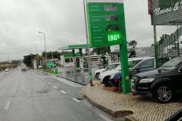 Bomba de combustível vende gasolina aditivada a 1,80 euros por litro em Sintra (correção)