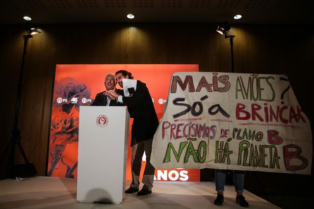 Quatro jovens contra aeroporto do Montijo interrompem discurso de António Costa