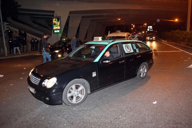 Lisboa quer cobrar taxa de 1 euro a quem apanhar táxi no aeroporto